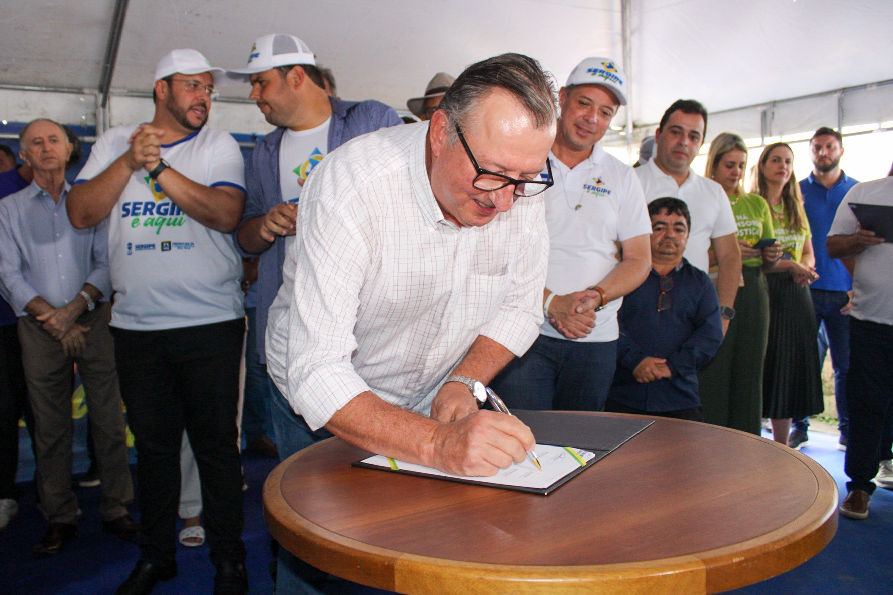 3. Paulo Bergamini, diretor regional do SENAI, assinando Termo de Adesão - Cinturão de Confeecções d